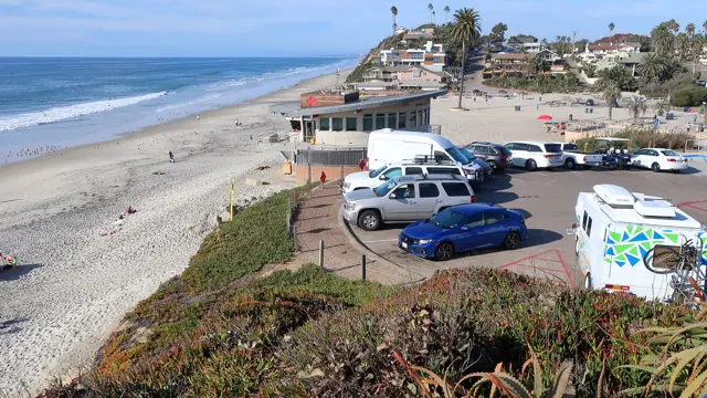 Moonlight Beach from the bluff: the lifeguard building, the free parking lot and the sand